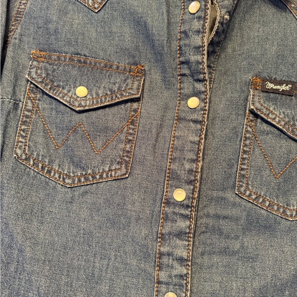 Wrangler Retro Button Down - Picture 2 of 6